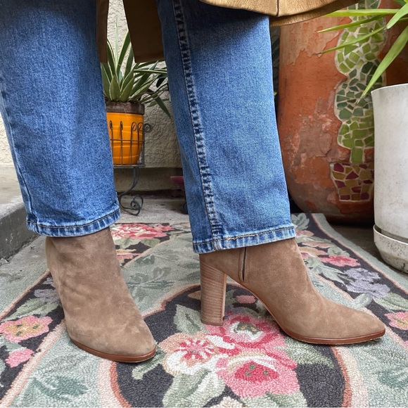 Vintage tan Manolo Blahnik suede leather booties in original box - Picture 7 of 16